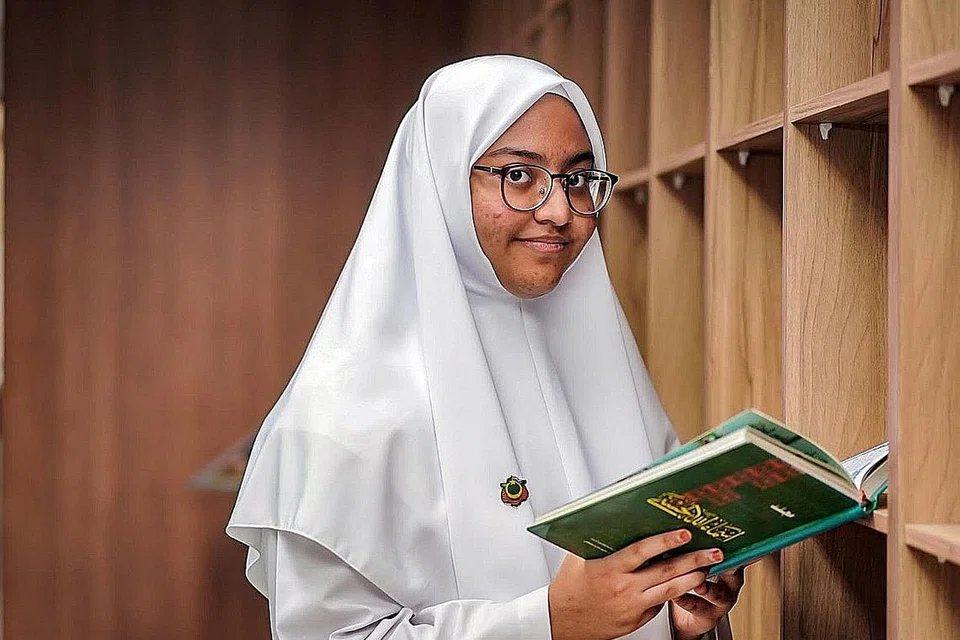 POSITIF COVID SEMASA PEPERIKSAAN:Cik Aminah sekeluarga dijangkiti Covid-19 semasa tempoh peperiksaan, namun ini bukan penghalang baginya untuk mencapai kecemerlangan.- Foto-foto BH oleh NUR DIYANA TAHA