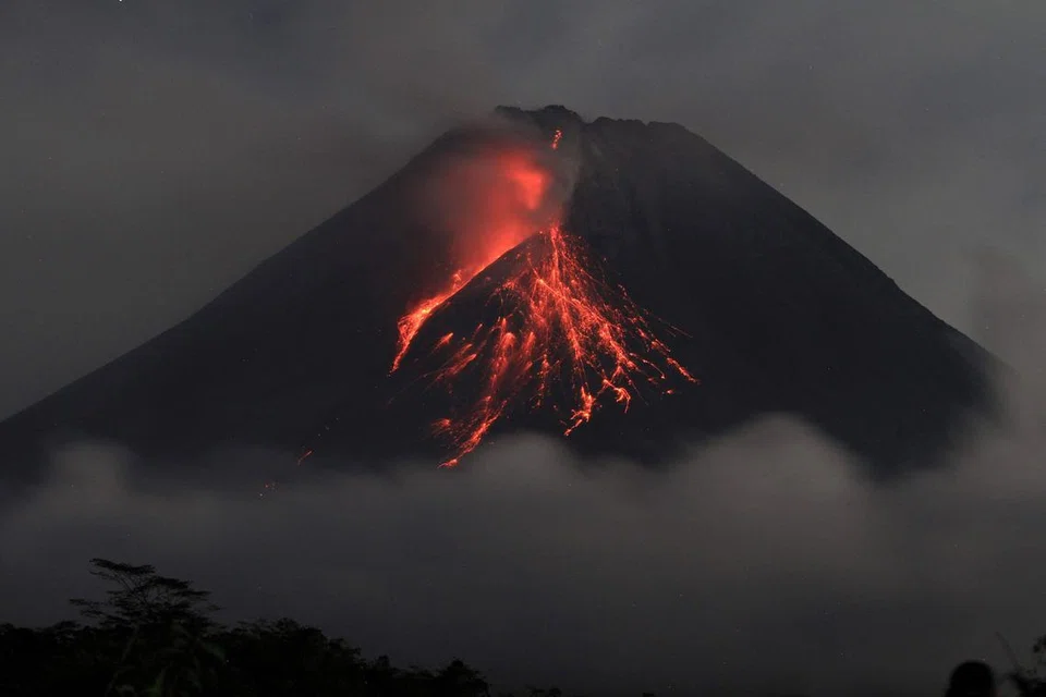 LAVA TERUS MENGALIR: Gunung Merapi terus memuntahkan lava pada Isnin. Apabila ia mula meletus pada 11 Mac, lava mengalir hingga sejauh 1.5 km.