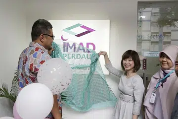 TRANSFORMASI: Presiden Perdaus, Encik Safarin Amerudin (kiri) dan Menteri Negara Kanan, Dr Amy Khor (dua dari kanan) melancarkan usaha penjenamaan semula Perdaus. - Foto BH oleh AZMI ATHNI