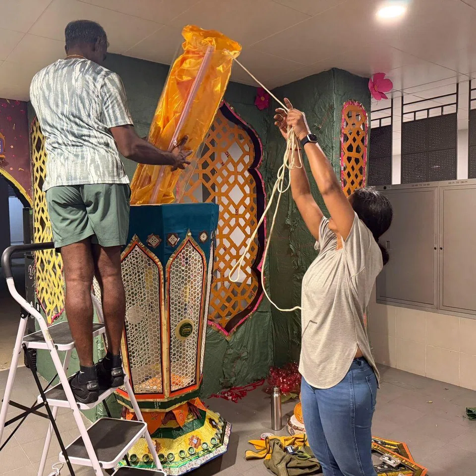 Selama hampir dua bulan, Cik Anitha Tamilmaran, dan suaminya, Encik SKV Tamilmaran, mencurahkan sepenuh jiwa dan tenaga sehingga dinihari untuk menghidupkan hiasan Hari Raya, termasuk sebuah tanglung setinggi kira-kira dua meter di Blok 19 Cantonment Close. 