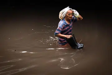 currently affected by floods in Thailand after an intense weather
Seorang lelaki meredah air banjir di daerah Bang Kapi, Bangkok, pada 28 September 2026. Banjir akibat hujan lebat yang melanda Thailand sejak pertengahan September telah meragut 23 nyawa, termasuk empat di Bangkok, dengan kira-kira 700,000 penduduk ibu kota itu terjejas.