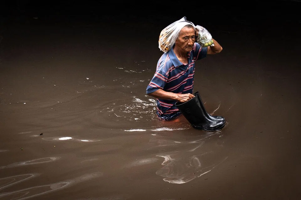 currently affected by floods in Thailand after an intense weather
Seorang lelaki meredah air banjir di daerah Bang Kapi, Bangkok, pada 28 September 2026. Banjir akibat hujan lebat yang melanda Thailand sejak pertengahan September telah meragut 23 nyawa, termasuk empat di Bangkok, dengan kira-kira 700,000 penduduk ibu kota itu terjejas.