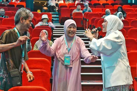 Kak Lina Pom Pom (kanan) mengajak penonton menari bersama.