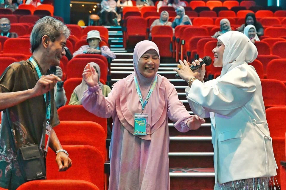 Kak Lina Pom Pom (kanan) mengajak penonton menari bersama.