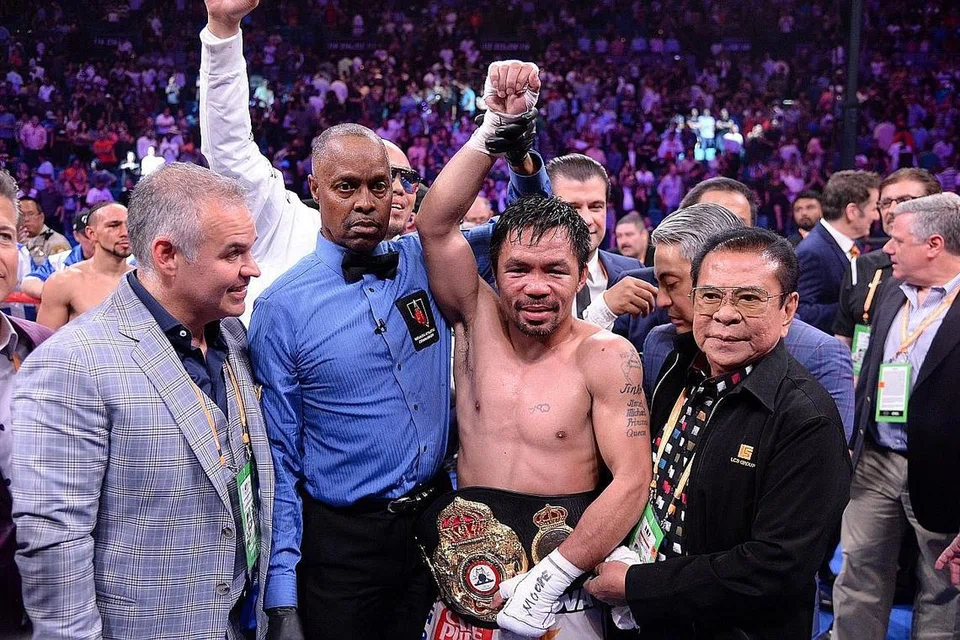 TERUS UNGGUL: Pacquiao (tengah) menjadi juara 'welterweight' tertua dalam sejarah tinju selepas kemenangannya atas juara bertahan, Keith Thurman, menerusi keputusan 'split decision'. - Foto USA TODAY SPORTS