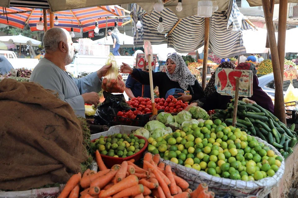 INFLASI MELANDA: Orang ramai membeli buah-buahan dan sayur-sayuran di pasar di daerah Abdeen di Kahirah, Mesir pada 11 Julai. Kadar inflasi tahunan Mesir melonjak ke paras tertinggi 36.8 peratus pada Jun berbanding 33.7 peratus pada Mei.