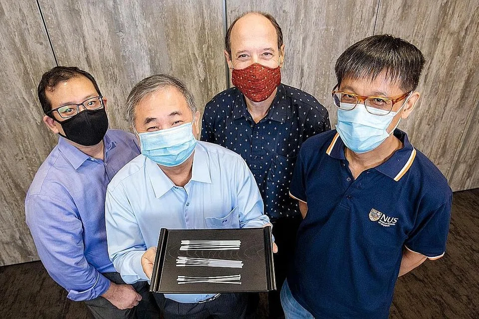 SEBAHAGIAN ANGGOTA PASUKAN: (Dari kiri) Dr Alfred Chia, Profesor Freddy Boey, Profesor Madya David Allen, dan Profesor Madya Yen Ching-Chiuanare merupakan antara anggota daripada dua pasukan penyelidik NUS yang berusaha menghasilkan bentuk swab baru untuk ujian Covid-19.- Foto NUS