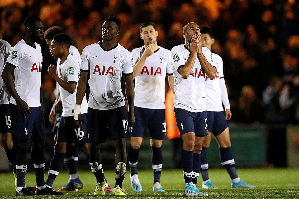 SUDAH TERLEWAT: Para pemain Tottenham menunjukkan kekecewaan dan kekesalan mereka selepas tewas 4-3 di tangan pasukan liga keempat, Colchester menerusi tendangan penalti. - Foto REUTERS
