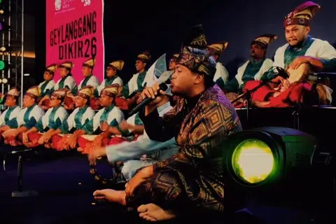 Kumpulan Makyong Kedek sedang beraksi di pentas. Mereka membawa lagu berkonsepkan sejarah kemerdekaan Indonesia.