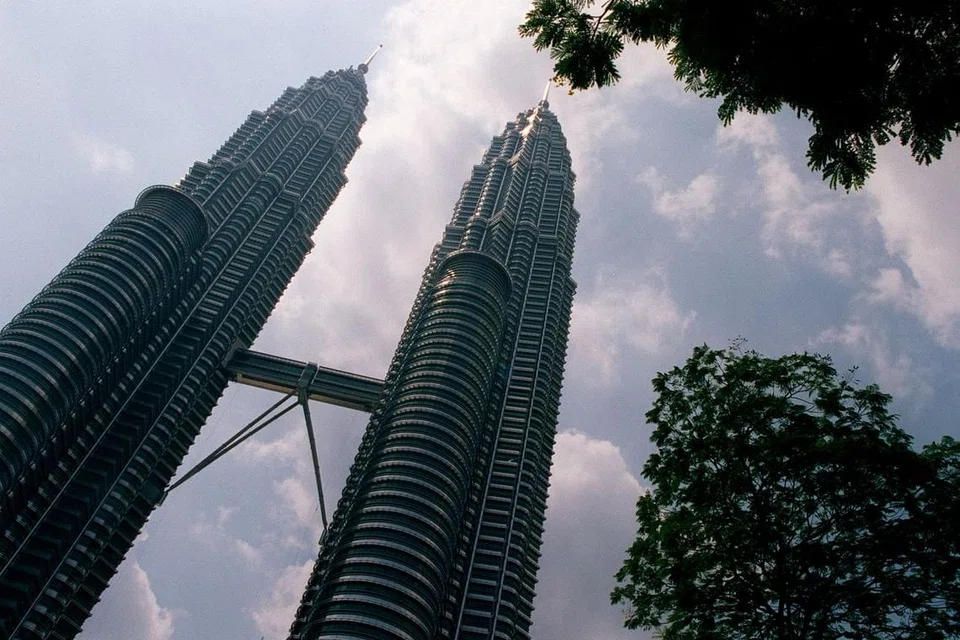 BUANG NEGERI: Seramai 54,406 rakyat Malaysia telah melepaskan kerakyatan mereka dalam tempoh enam tahun lalu. - Foto 