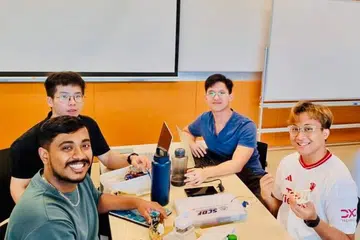 Mahasiswa SIT, Encik Rifhan Mohamed Salehin (kanan) bersama rakan di kampus SIT di Politeknik Ngee Ann (dari kiri) Irfaan Ali, Chester Toh dan Tan Yong Kang.