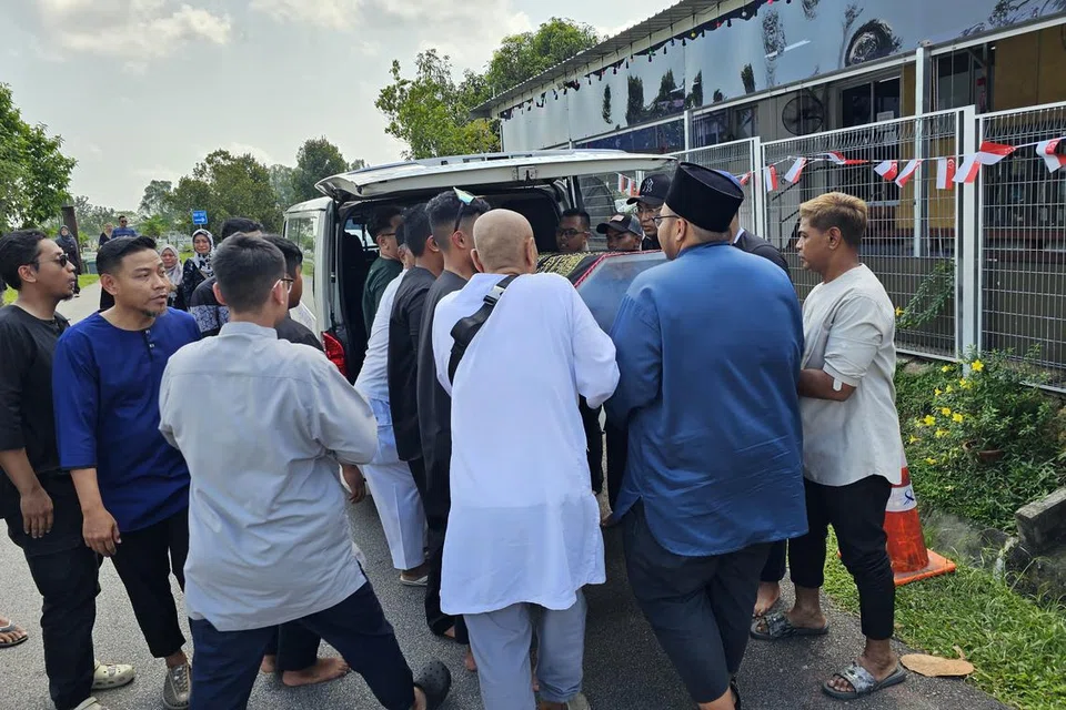 JENAZAH DISEMBAHYANGKAN: Jenazah Allahyarham Mohamad Ilyas Ilyasa Mohamad Ismadi selamat dibawa ke Masjid Pusara Aman pada sekitar 2.50 petang pada Ahad untuk disembahyangkan