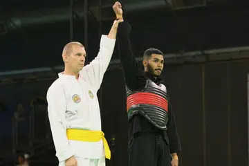 AKHIRNYA MENJADI JUARA: Sheik Farhan (kanan) dinobatkan sebagai pemenang meskipun kemenangannya dipertikai oleh pihak lawan. - Foto SIA KIAN TECK/PERSISI