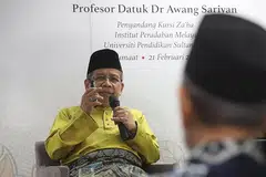 BAHASA MELAYU ADA POTENSI: Profesor Awang Sariyan berkata bahasa Melayu tetap mempunyai masa depan cerah walaupun terdapat cabaran berkaitan penggunaannya. - Foto BH oleh MARCELLIN LOPEZ