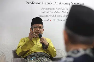 BAHASA MELAYU ADA POTENSI: Profesor Awang Sariyan berkata bahasa Melayu tetap mempunyai masa depan cerah walaupun terdapat cabaran berkaitan penggunaannya. - Foto BH oleh MARCELLIN LOPEZ