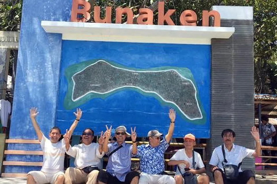 SINGGAH SANTAI: Enam sekawan merakam gambar di tempat peranginan Bunaken.