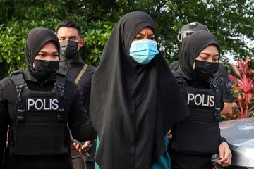 Suhaini Sarwan (tengah) dihadapkan ke Mahkamah Sesyen pada 9 Januari atas dua tuduhan memiliki bahan berkaitan kumpulan pengganas IS.