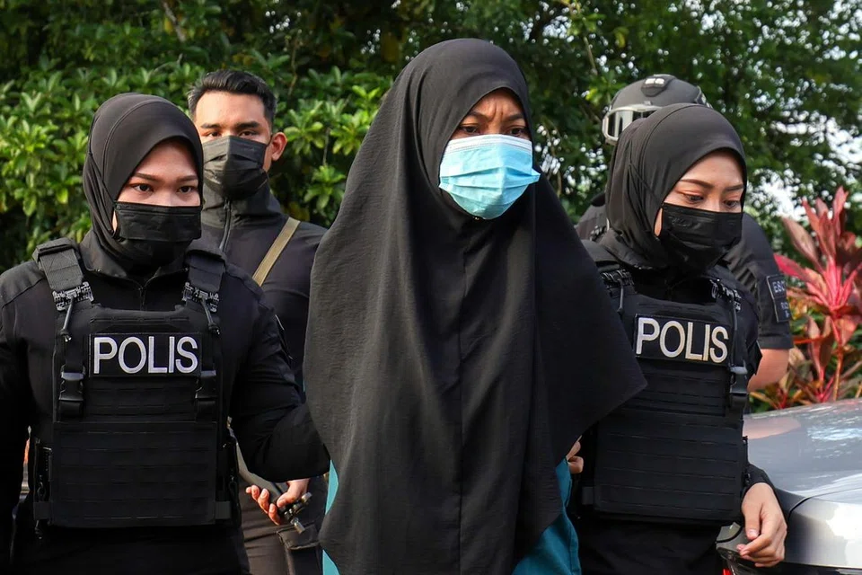 Suhaini Sarwan (tengah) dihadapkan ke Mahkamah Sesyen pada 9 Januari atas dua tuduhan memiliki bahan berkaitan kumpulan pengganas IS.