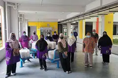 AGIHAN MAKANAN HANGAT DI KEJIRANAN YISHUN: Petugas dan sukarelawan masjid menziarahi penduduk di flat sewa sambil memberikan makanan yang baru dimasak pada hari Ahad ketiga setiap bulan dalam usaha untuk mendampingi penduduk di kawasan Yishun. - Foto-foto MASJID DARUL MAKMUR