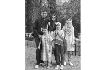 Encik Noh Salleh, bersama isteri dan anak-anak - Foto ihsan NOH SALLEH