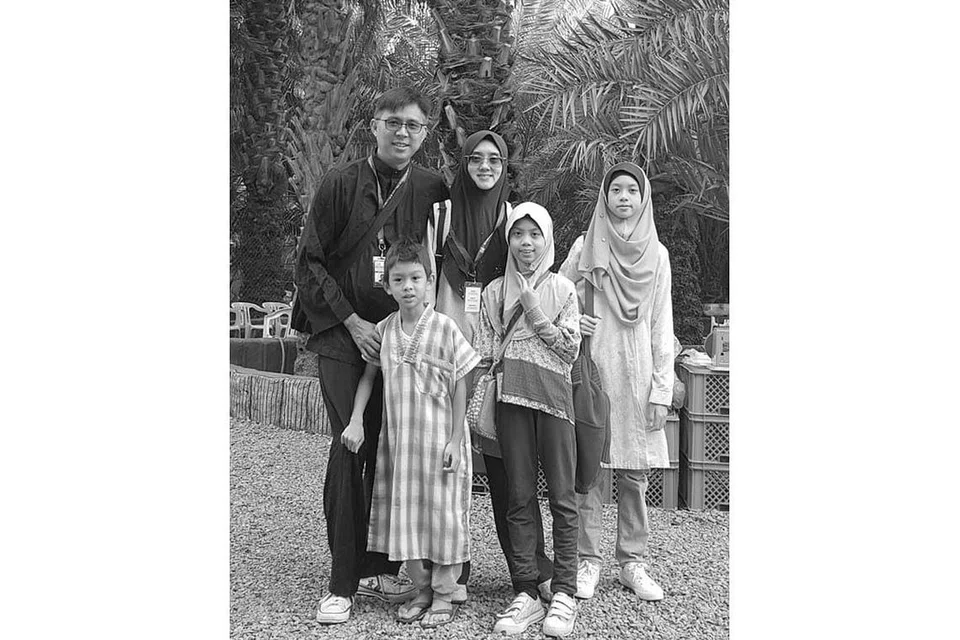 Encik Noh Salleh, bersama isteri dan anak-anak - Foto ihsan NOH SALLEH