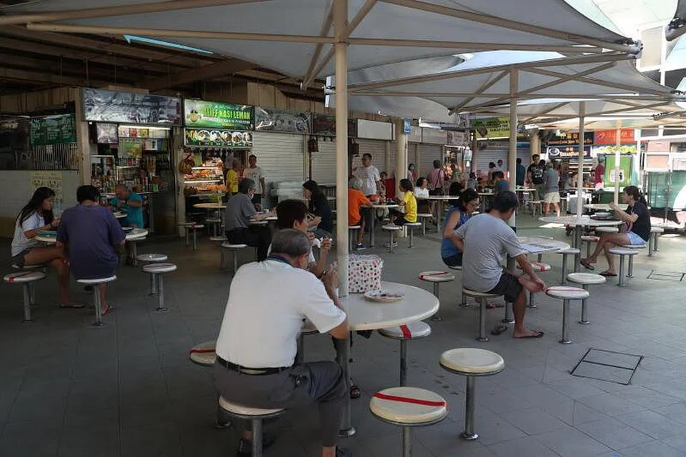 MASIH DIBUKA : Pusat penjaja akan terus dibuka tetapi untuk pelanggan membawa pulang makanan atau bagi penghantaran makanan. - Foto fail.