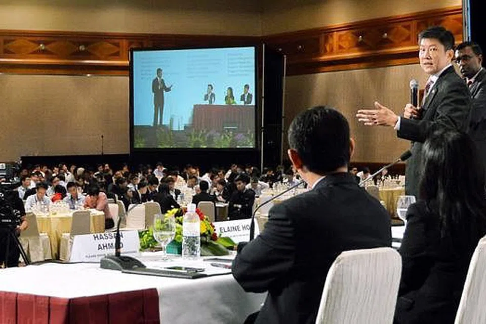 BERPADU DALAM KEPELBAGAIAN?: Encik Ng Chee Meng (berdiri) mengingatkan hadirin visi golongan pengasas tentang pentingnya membina "kepelbagaian yang bersatu" semalam. - Foto-foto KHALID BABA 