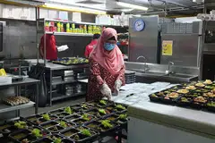 PELBAGAIKAN PERNIAGAAN: Cik Hafidah mendapat kontrak menyediakan makanan bento bagi pekerja asing di dormitori yang membantu menjana pendapatan bagi Muslim Delights. - Foto MUSLIM DELIGHTS