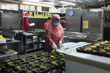 PELBAGAIKAN PERNIAGAAN: Cik Hafidah mendapat kontrak menyediakan makanan bento bagi pekerja asing di dormitori yang membantu menjana pendapatan bagi Muslim Delights. - Foto MUSLIM DELIGHTS