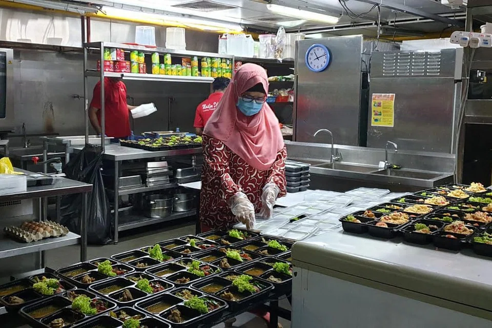 PELBAGAIKAN PERNIAGAAN: Cik Hafidah mendapat kontrak menyediakan makanan bento bagi pekerja asing di dormitori yang membantu menjana pendapatan bagi Muslim Delights. - Foto MUSLIM DELIGHTS