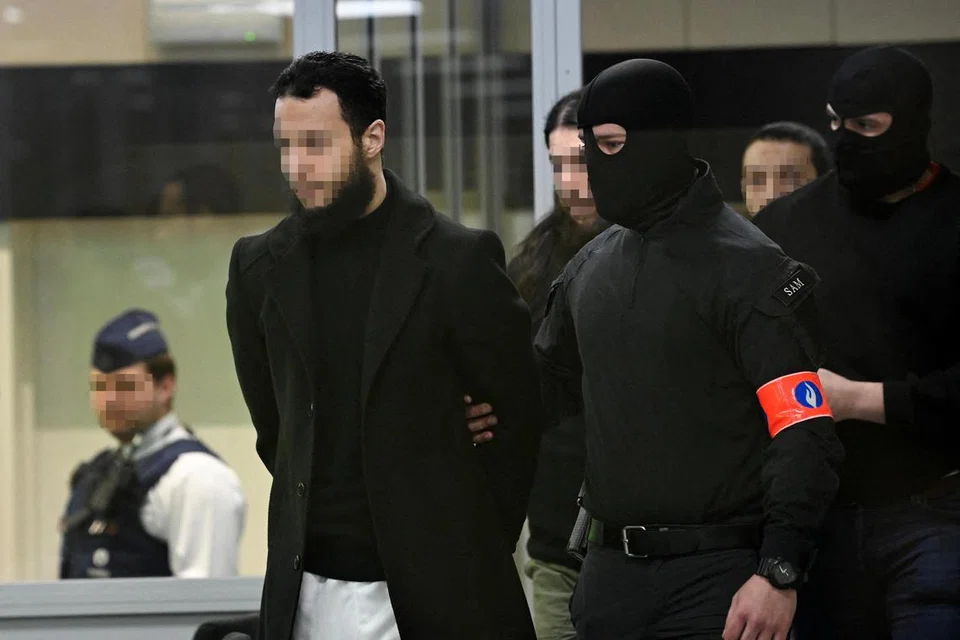 FOTO FAIL: Tertuduh Salah Abdeslam, Osama Krayem dan Mohamed Abrini diiringi oleh polis ketika tiba di mahkamah semasa perbicaraan serangan Brussels 2016 di bangunan Justitia, Brussels, pada 3 April 2023.