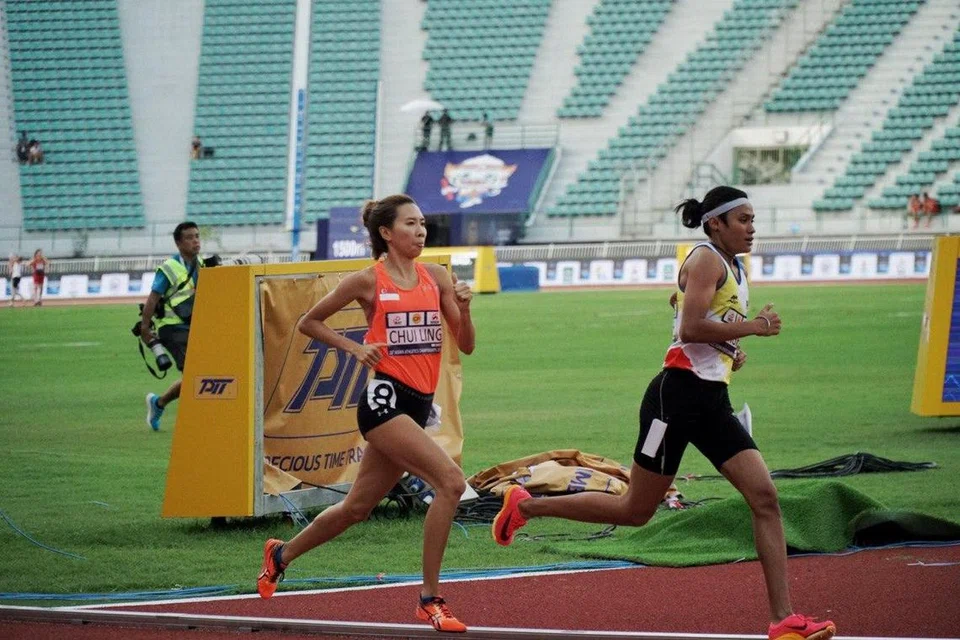 KOMITED: Goh Chui Ling dari Singapura komited mengekori Savinder Kaur dari Malaysia dalam acara 1,500m akhir wanita di Kejohanan Olahraga Asia di Bangkok pada 12 Julai dan akhirnya dapat memintas beliau untuk menduduki tempat kelapan. 