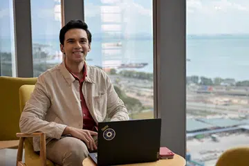 Encik Daniel Nur Hakim Ismail yang mengalami kondisi berkaitan saraf, bermula sebagai pelatih di firma perakaunan KPMG sebelum ditawarkan jawatan sepenuh masa di syarikat itu selepas tamat pengajian di universiti pada 2019. 