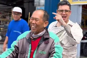Pak Sudiono dari Batam tersenyum dan tak percaya dihadiahkan motosikal baru oleh pempengaruh Singapura Kai Emilio. 