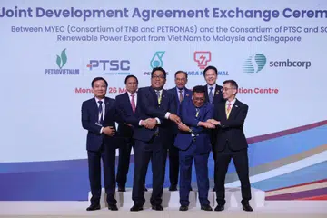 (Barisan belakang, dari kiri) Perdana Menteri Vietnam, Encik Pham Minh Chinh; Perdana Menteri Malaysia, Datuk Seri Anwar Ibrahim; dan Perdana Menteri Singapura, Encik Lawrence Wong, menyaksikan majlis pertukaran Perjanjian Pembangunan Bersama bagi kerjasama tenaga serantau di luar Sidang Puncak Asean Ke-46 yang berlangsung di Kuala Lumpur, Malaysia, pada 26 Mei. 