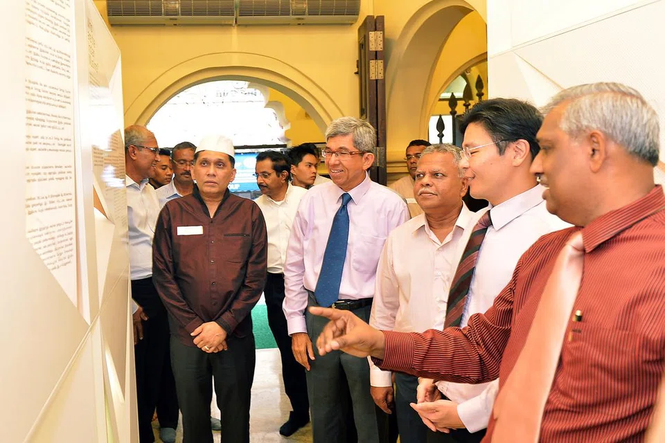 Mantan Menteri Perhubungan dan Penerangan, Dr Yaacob Ibrahim (empat dari kanan), bersama Encik Lawrence Wong (dua dari kanan, yang ketika itu merupakan Menteri Kedua Perhubungan dan Penerangan), semasa lawatan ke Pusat Warisan India Muslim Nagore Dargah pada 6 Januari 2015.