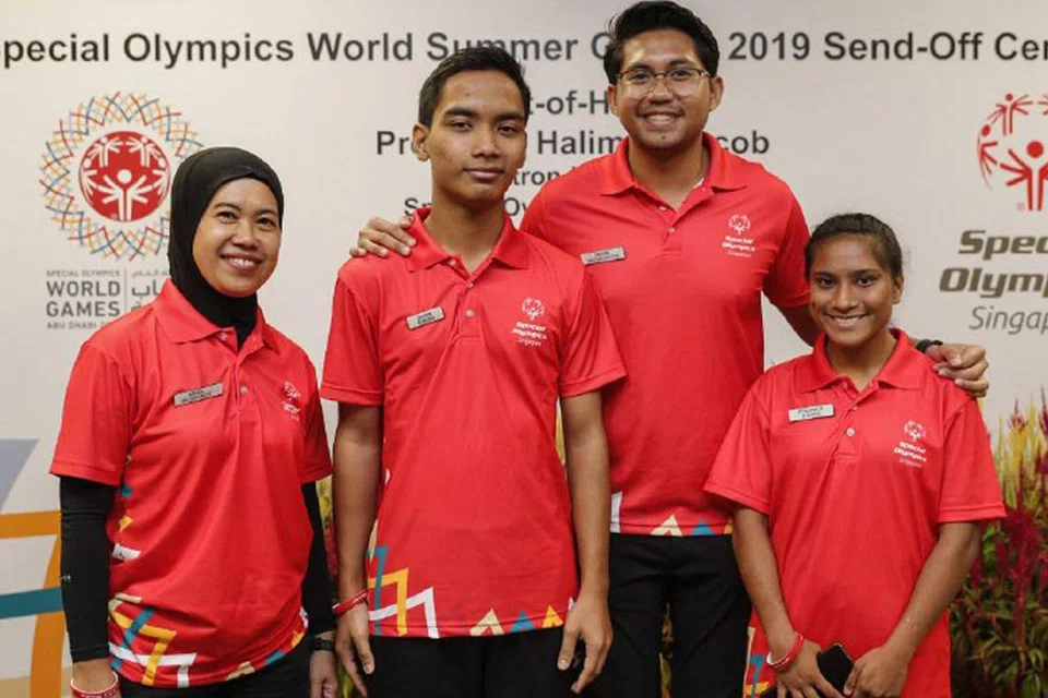 BERSEMANGAT UNTUK BERAKSI: Atlit balapan Nurhayati (kanan) dan atlit boling, Encik Sarhan (dua dari kiri), bergambar dengan jurulatih sukan bocce Cik Norhaiza dan Encik Hanif.