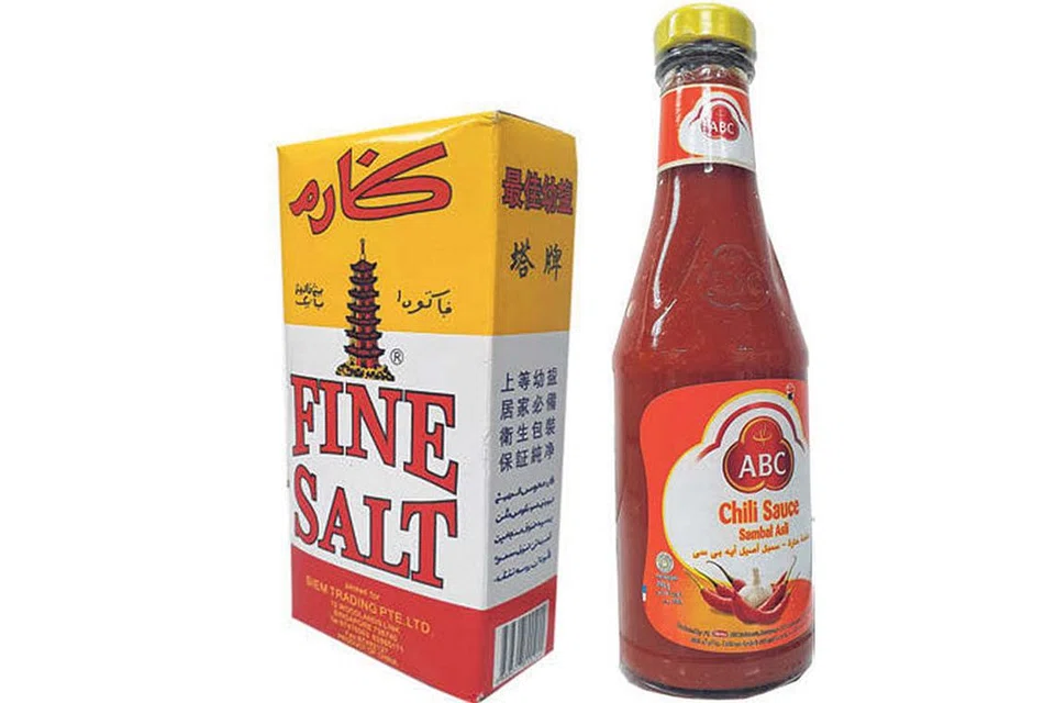 BARANGAN HARIAN: Kotak garam ini menulis 'garam' menggunakan huruf 'ga', 'alif', 'ra' dan 'mim' manakala sos cili ABC menulis frasa 'sambal asli ABC' menggunakan tulisan Jawi. - Foto BM oleh NURUL AIN RAZALI