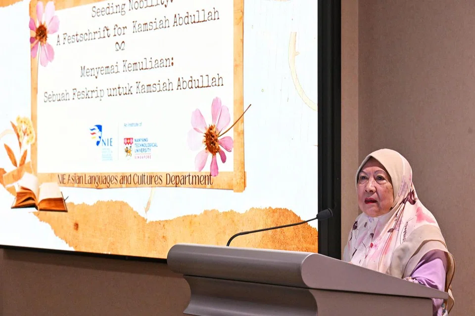 Dr Kamsiah Abdullah menyampaikan ucapan semasa pelancaran freskrip  berjudul, ‘Menyemai Kemuliaan: Sebuah Feskrip untuk Kamsiah Abdullah’, di NIE pada 16 Oktober. Beliau berkongsi kisah perjuangannya dan mengucapkan terima kasih bagi penghasilan terbitan dedikasi itu untuk mengenang jasanya. 
