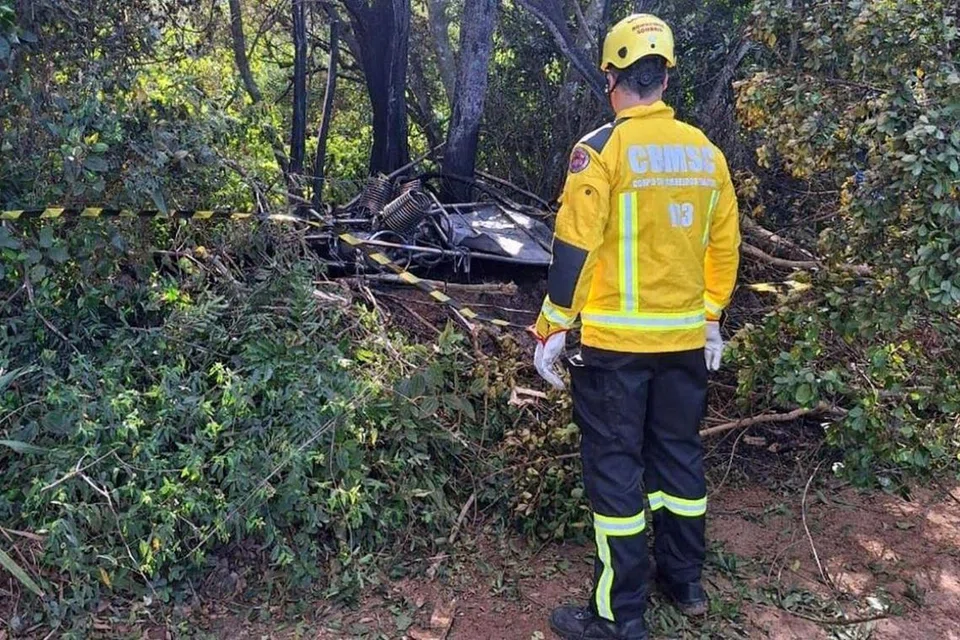 Seorang anggota pasukan penyelamat di lokasi kemalangan di Praia Grande, selatan Brazil, pada 21 Jun.