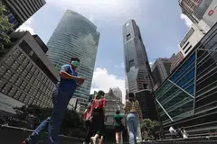 TAHU HAK PEKERJA: Penulis berkata pekerja boleh ambil tindakan jika majikan tidak membayar penuh gaji mereka atau memberhentikan pekerja tanpa sebab. - Foto fail