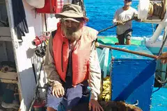 KURUS TAPI SIHAT: Encik Tim Shaddock dan anjingnya diselamatkan oleh kru kapal tuna Mexico di Lautan Pasifik pada Isnin, selepas dua bulan hanyut di laut.