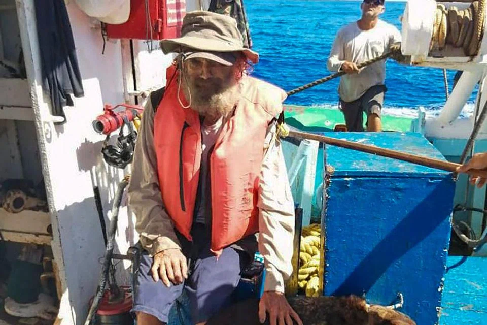 KURUS TAPI SIHAT: Encik Tim Shaddock dan anjingnya diselamatkan oleh kru kapal tuna Mexico di Lautan Pasifik pada Isnin, selepas dua bulan hanyut di laut.
