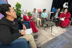 KAHWIN MUDA: Dalam Facebook Live terakhir Berita Harian dengan kerjasama PPIS, (dari kiri) hos Ustaz Fadly Rosli dan Cik Shahida Sarhid telah membincangkan cabaran yang dihadapi pasangan yang berkahwin muda. Antara tetamu yang diundang termasuk (tiga dari kiri), Encik Mohd Naseef Khamis, Ustaz Ahmad Khushairi dan pasangan suami isteri, Encik Nur Miswari Md Said dan Cik Natasha Samsubari. - Foto BH oleh FAKHRURADZI ISMAIL