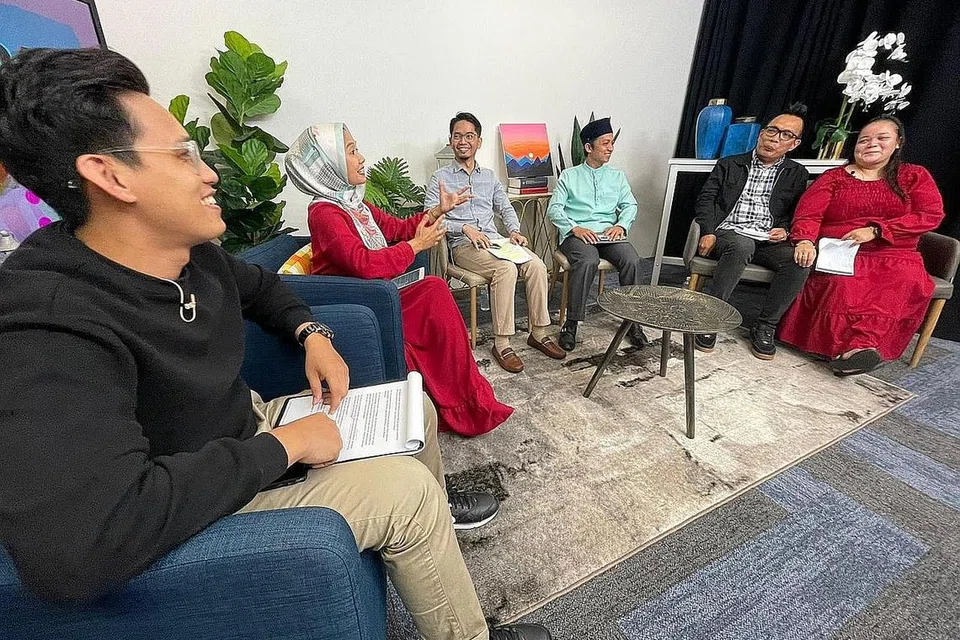 KAHWIN MUDA: Dalam Facebook Live terakhir Berita Harian dengan kerjasama PPIS, (dari kiri) hos Ustaz Fadly Rosli dan Cik Shahida Sarhid telah membincangkan cabaran yang dihadapi pasangan yang berkahwin muda. Antara tetamu yang diundang termasuk (tiga dari kiri), Encik Mohd Naseef Khamis, Ustaz Ahmad Khushairi dan pasangan suami isteri, Encik Nur Miswari Md Said dan Cik Natasha Samsubari. - Foto BH oleh FAKHRURADZI ISMAIL