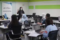 PERTINGKAT KEMAHIRAN: Saranan oleh Encik Desmond Tan ini akan membantu mengurangkan keprihatinan pekerja terhadap kos peluang semasa menghadiri latihan dan menggalak lebih ramai pekerja mempertingkat kemahiran. - Foto fail