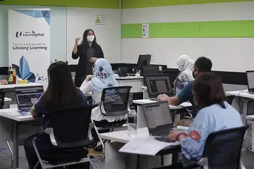PERTINGKAT KEMAHIRAN: Saranan oleh Encik Desmond Tan ini akan membantu mengurangkan keprihatinan pekerja terhadap kos peluang semasa menghadiri latihan dan menggalak lebih ramai pekerja mempertingkat kemahiran. - Foto fail