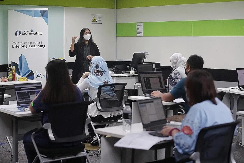PERTINGKAT KEMAHIRAN: Latihan akan membantu pekerja mempertingkat kemahiran dan pengetahuan mereka dan juga memastikan syarikat terus maju, kata ahli panel sesi perbincangan meja bundar pasca-Belanjawan Berita Harian baru-baru ini. - Foto fail