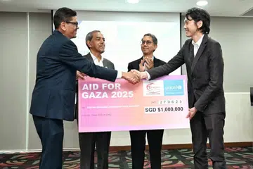 Ketua Pegawai Eksekutif (CEO) Yayasan Rahmatan Lil Alamin (RLAF), Encik Adnan A Hamid (kiri) dan Pengerusi RLAF, Encik Abdul Razak Hassan Maricar (dua dari kiri) menyampaikan cek simbolik bernilai $1 juta kepada Pakar Perkongsian Unicef, Encik Kenneth Wong Dai Jhin (kanan) sambil disaksikan Pemangku Menteri Bertanggungjawab bagi Ehwal Masyarakat Islam, Profesor Madya Dr Muhammad Faishal Ibrahim (dua dari kanan).