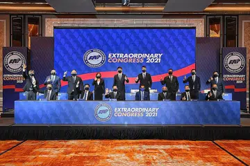 TEKAD LUASKAN KUASA BOLA SEPAK S'PURA: Majlis baru FAS bagi tempoh 2021 hingga 2025. (Duduk dari kiri) Naib Presiden Ben Teng, Timbalan Presiden Bernard Tan, Presiden Lim Kia Tong, Setiausaha Agung Yazeen Buhari, Naib Presiden S. Thavaneson, Naib Presiden Teo Hock Seng, Naib Presiden Razali Saad dan (berdiri dari kiri) Anggota-Anggota Majlis: Zaki Ma'arof, Dr Dinesh Nair, Darwin Jalil, Julie Teo, Lim Tong Hai, Lionel Lewis, Harman Ali, Goh Tat Chuan dan Rizal Rasudin di pemilihan Kongres Luar Biasa FAS 2021 di Orchard Hotel, kelmarin. - Foto Bh oleh CHONG JUN LIANG